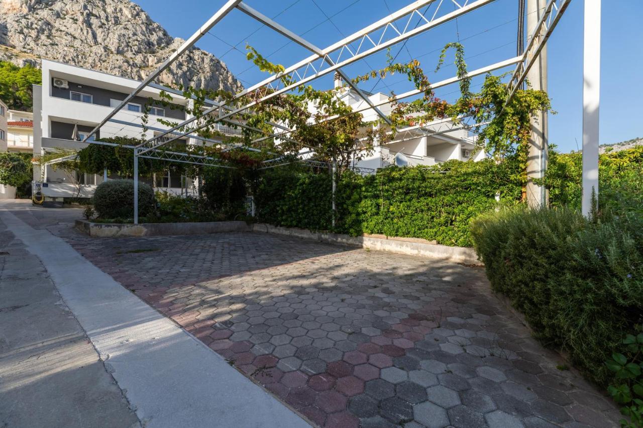 Apartments With A Parking Space Omis - 2745 Экстерьер фото