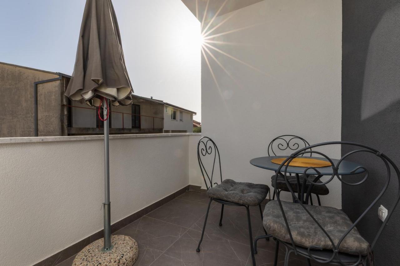 Apartments With A Parking Space Omis - 2745 Экстерьер фото
