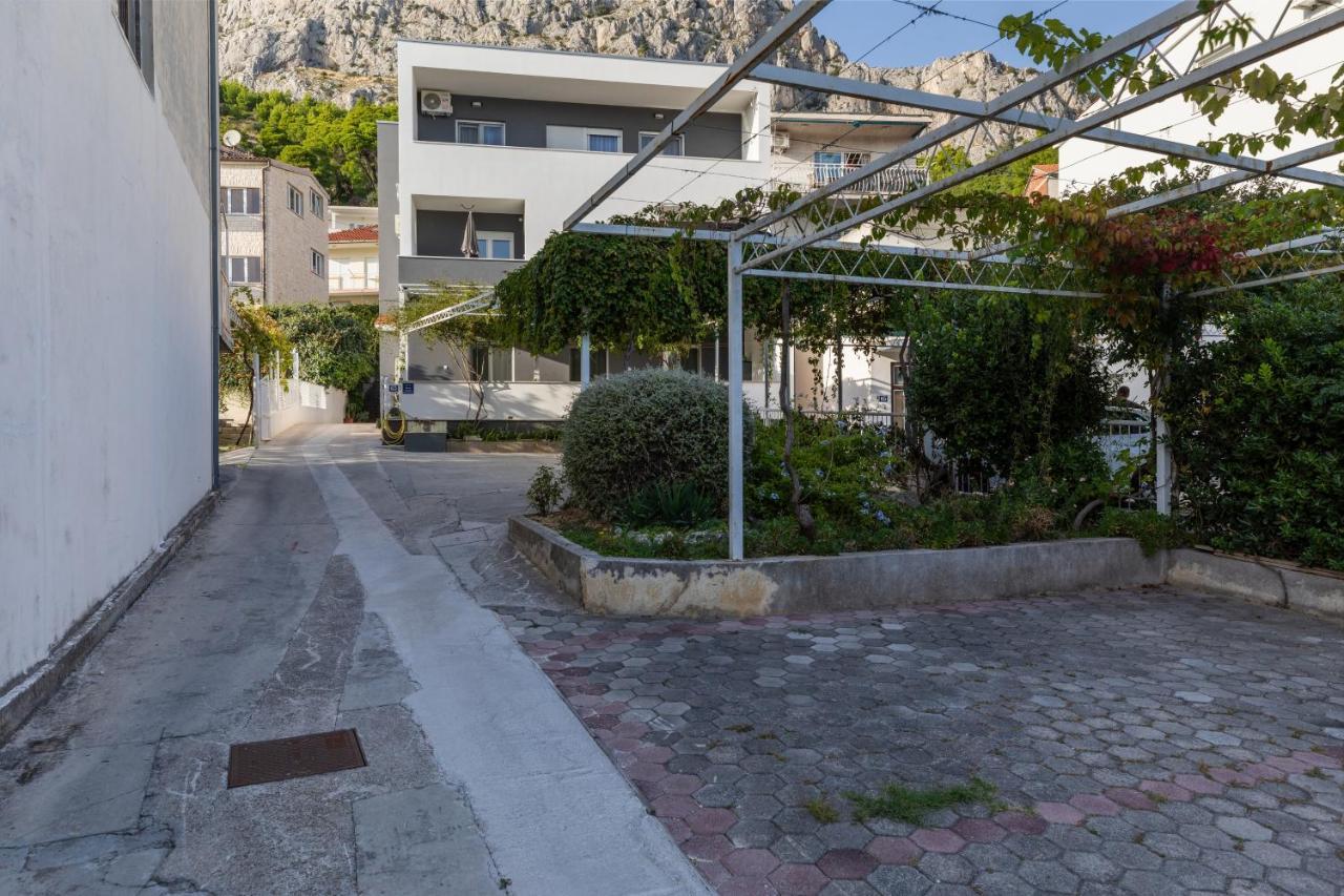 Apartments With A Parking Space Omis - 2745 Экстерьер фото